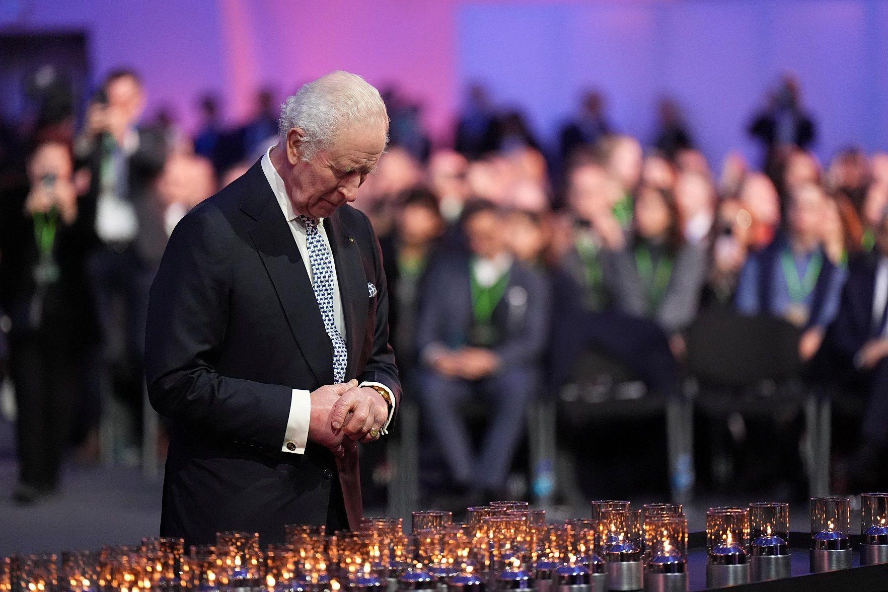 Britanski kralj Čarls Treći pali sveću na ceremoniji