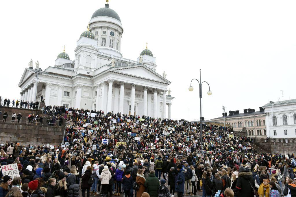 Jovens manifestantes reúnem-se nos degraus da Catedral de Helsínquia