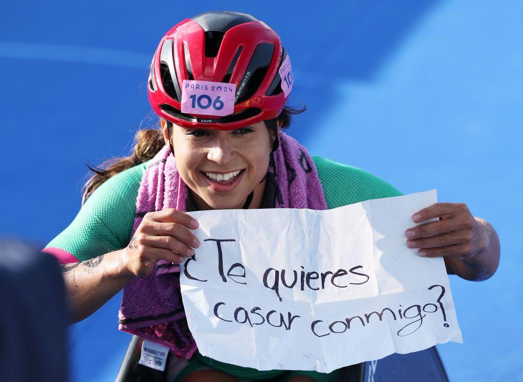 La deportistas paralímpica Brenda Osnaya Alvarez sostiene un letrero que dice "¿Te quieres casar conmigo?"