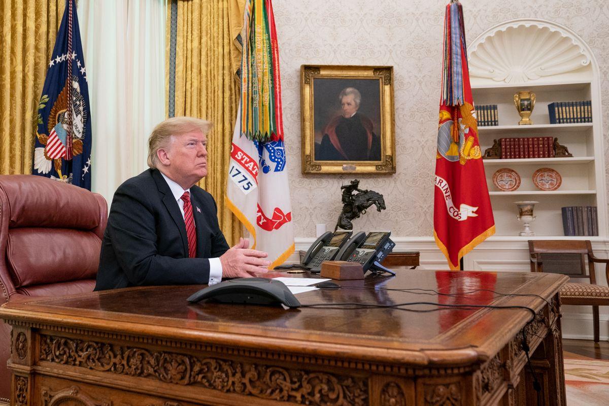 Trump com um retrato de Andrew Jackson em lugar de destaque no Salão Oval  