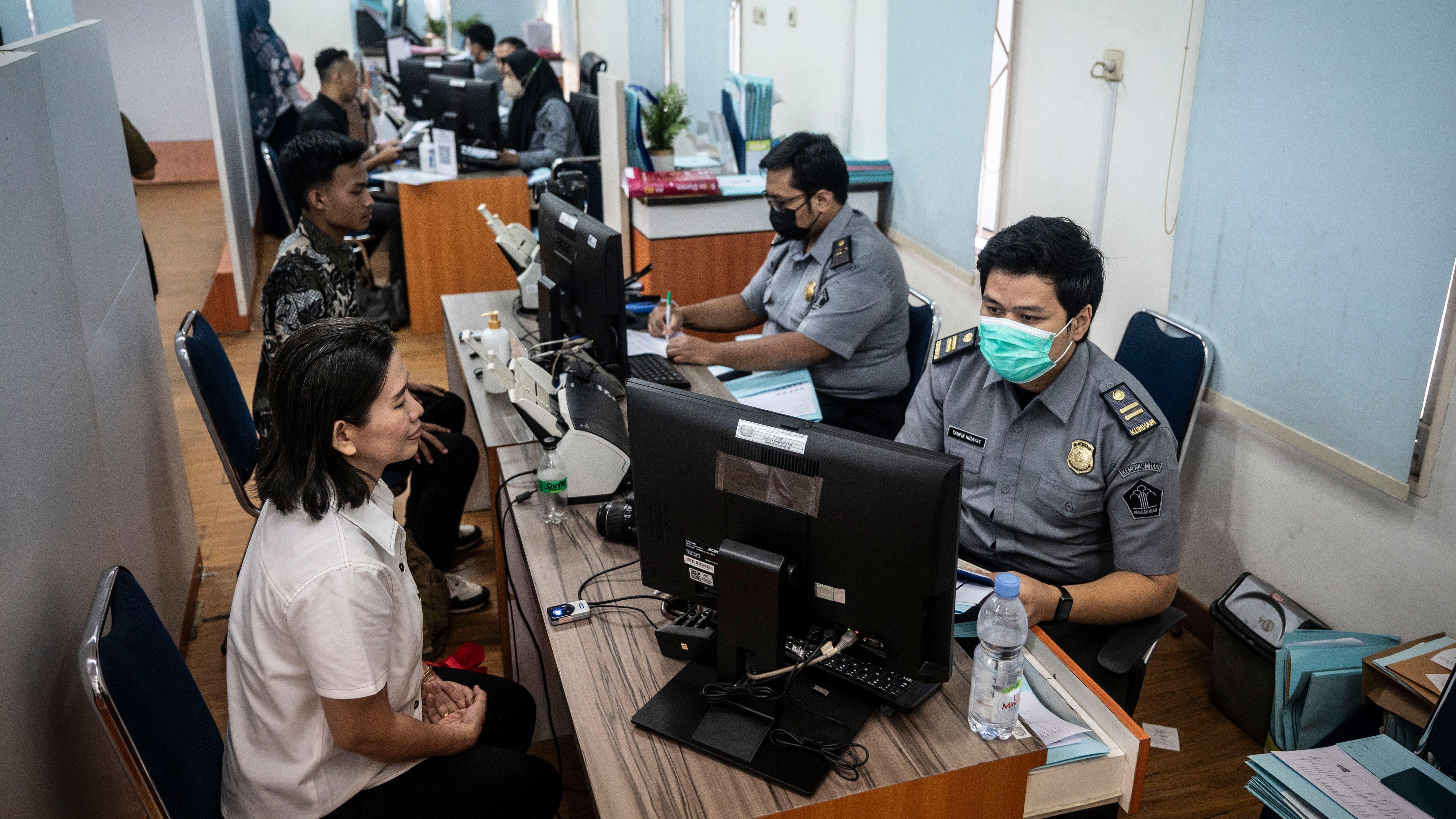 Petugas Imigrasi (kanan) melayani pemohon pembuatan paspor di Kantor Imigrasi Kelas 1 Khusus Non TPI Jakarta Barat, Jakarta, Senin (24/6) setelah layanan imigrasi kembali pulih usai serangan siber pada PDNS.