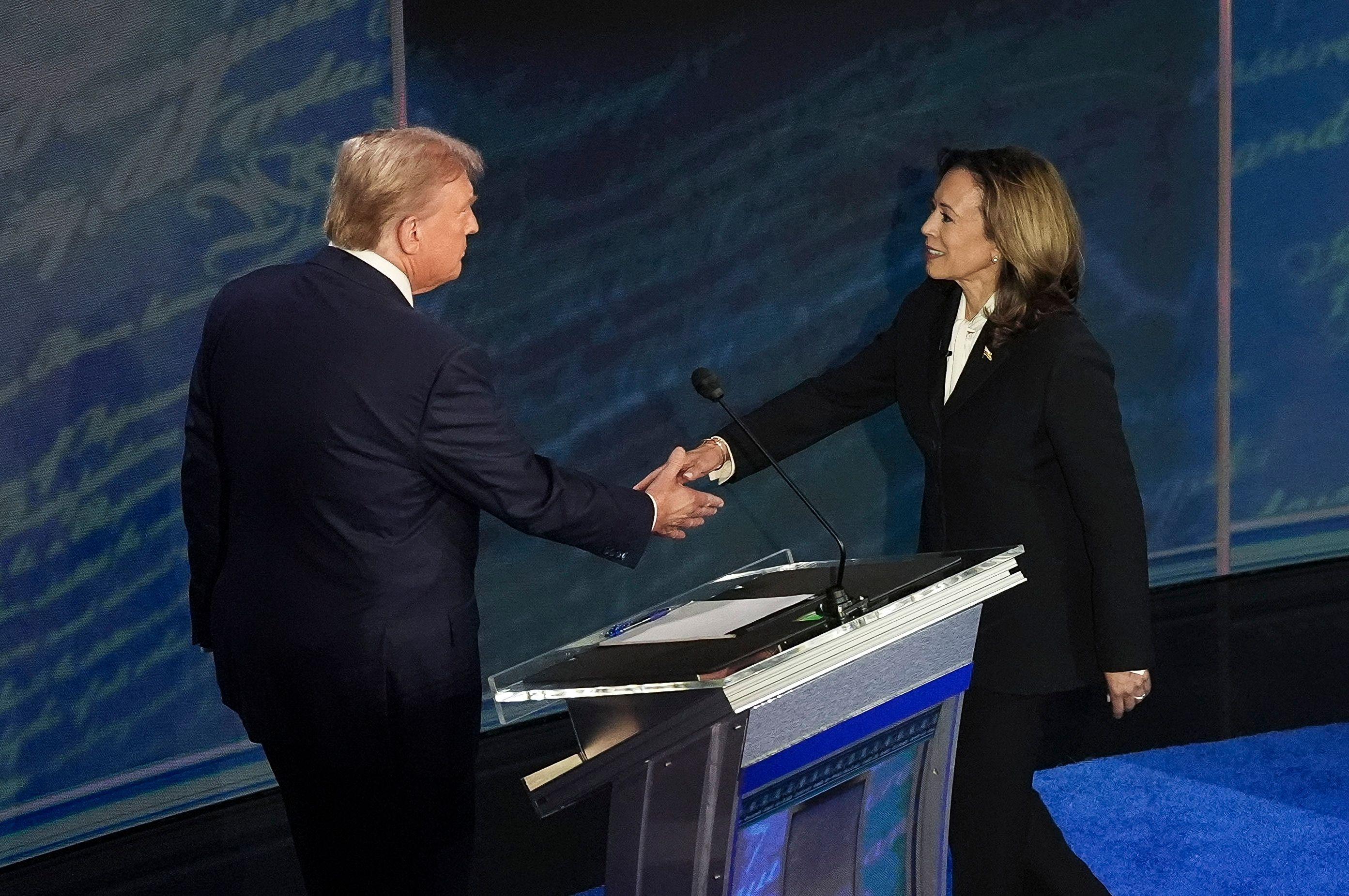 Donald trump y kamala harris se saludan antes del debate presidencial 