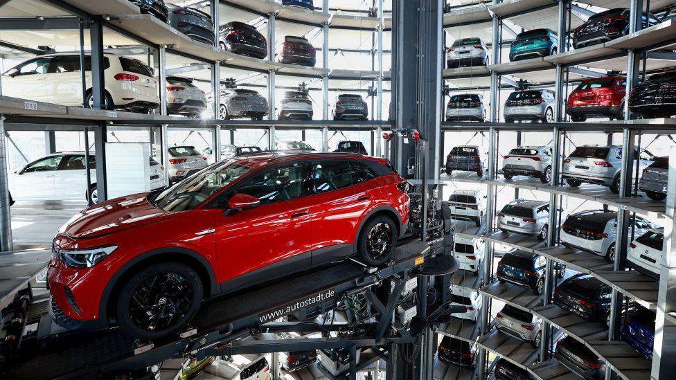 Un coche rojo listo para salir de una fábrica en Alemania.