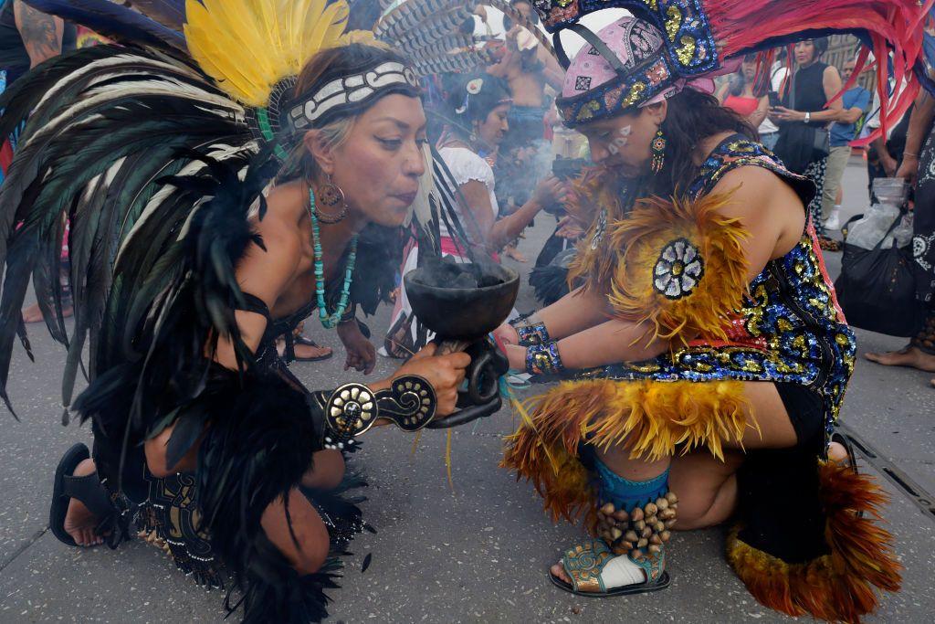 Membros de povo indígena mexicano realizando um ritual de purificação