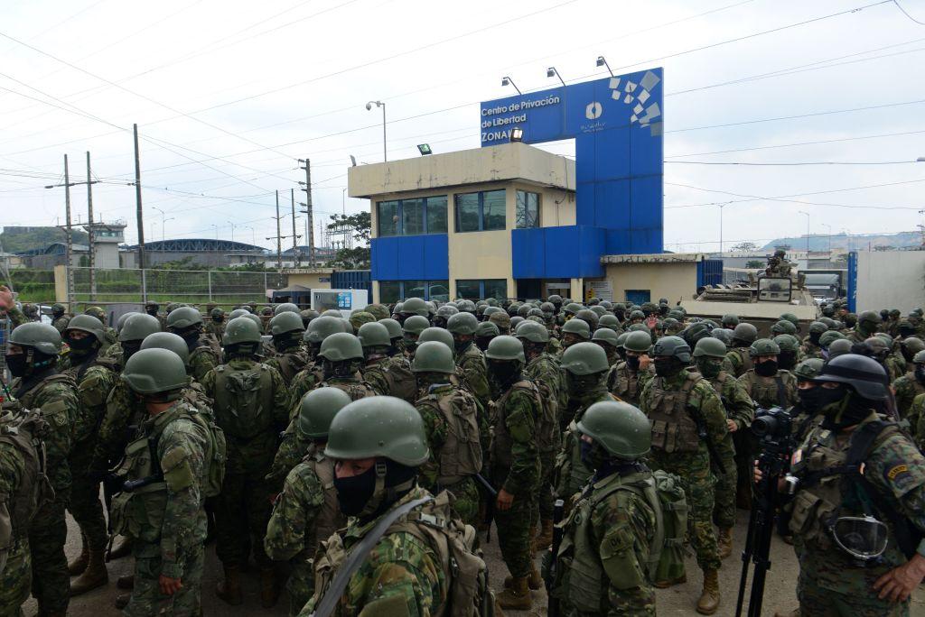 Soldados ecuatorianos participan en un operativo en  el Centro de Privación de Libertad Zonal Número 8 de Guayaquil