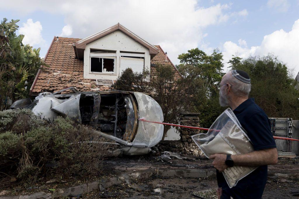 Um homem olha para uma casa atingida por um foguete disparado do Líbano, em 22 de setembro de 2024, em Moreshet, Israel.