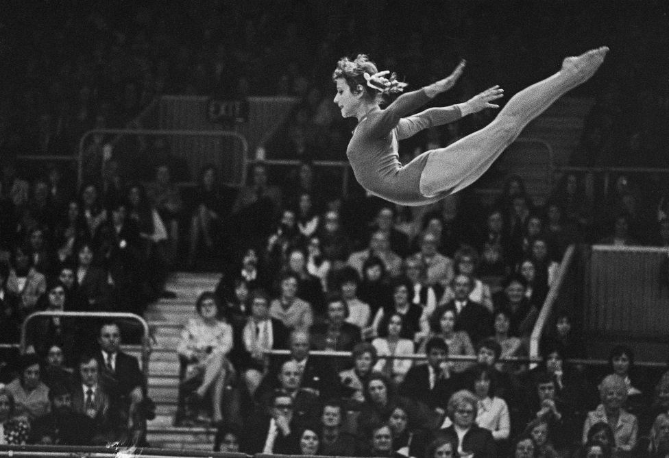 Olga Korbut saltando de las barras asimétricas