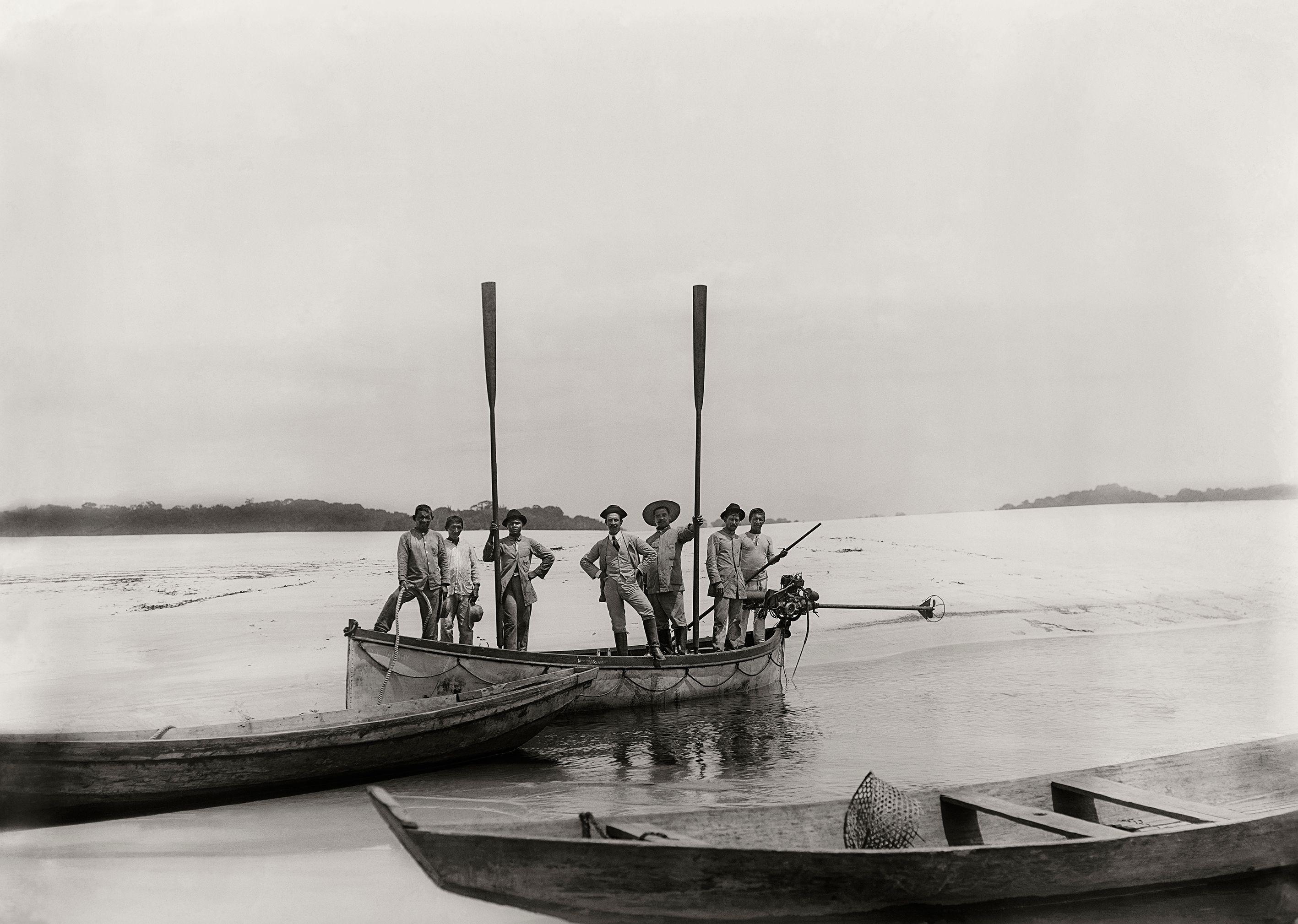     Carlos Chagas no rio Negro, ao lado de Pacheco Leão (à direita do cientista) em São Gabriel da Cachoeira, AM, 1913, durante expedição à Amazônia.