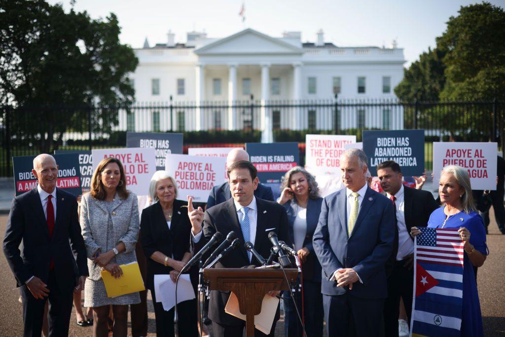 El senador Marco Rubio y otros políticos republicanos en una manifestación frente a la Casa Blanca.