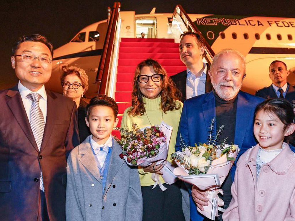 Lula após desembarcar em Xangai, na China, ao lado de Janja e Dilma, sendo recebido pelo vice-ministro das Relações Exteriores, Xie Feng