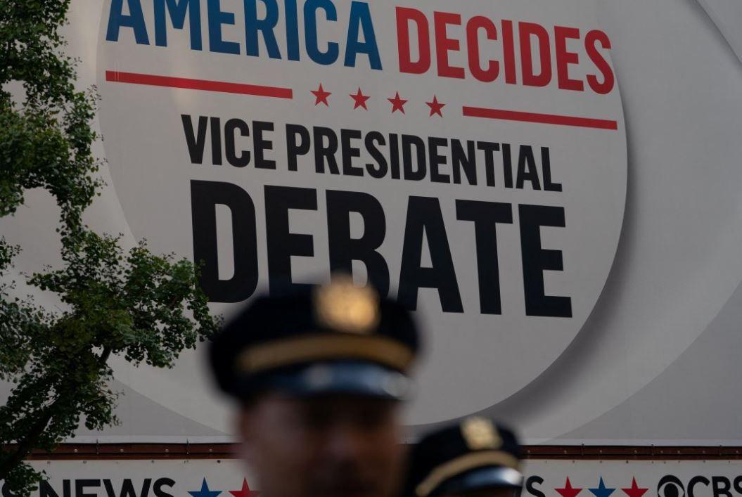 Cartel del debate de aspirantes a vicepresidente de Estados Unidos en Nueva York, Estados Unidos, el 1 de octubre de 2024.