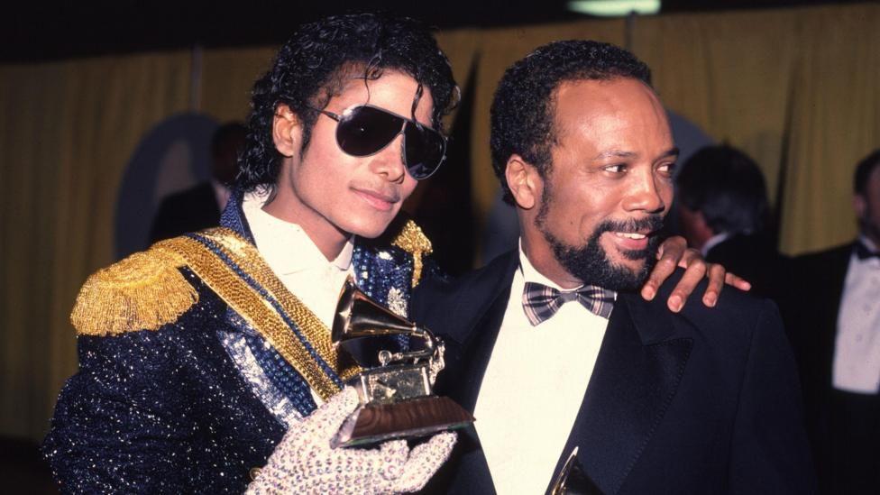 Michael Jackson abrazando a Quincy Jones