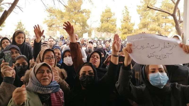 Mulheres protestando em área aberta 