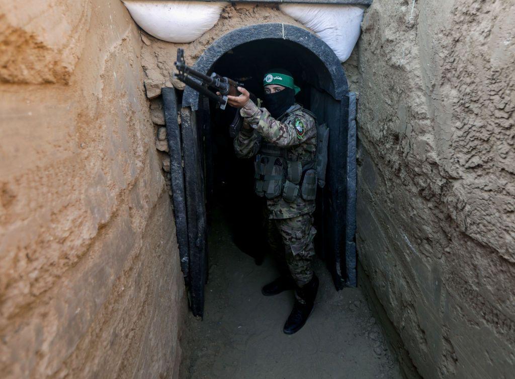 Militante de Hamás armado en la entrada de un túnel. 