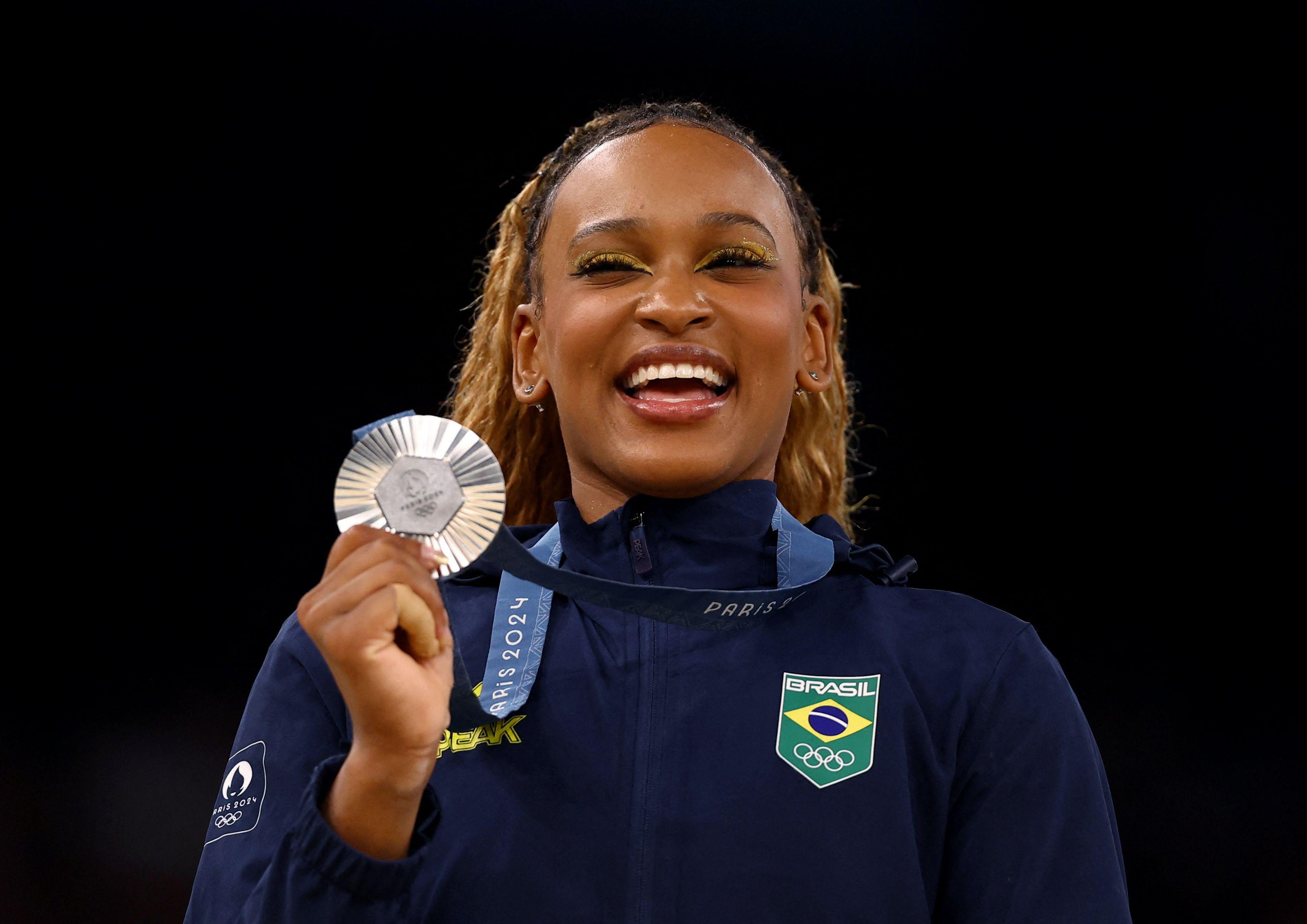 Rebeca Andrade  segura medalha de prata 