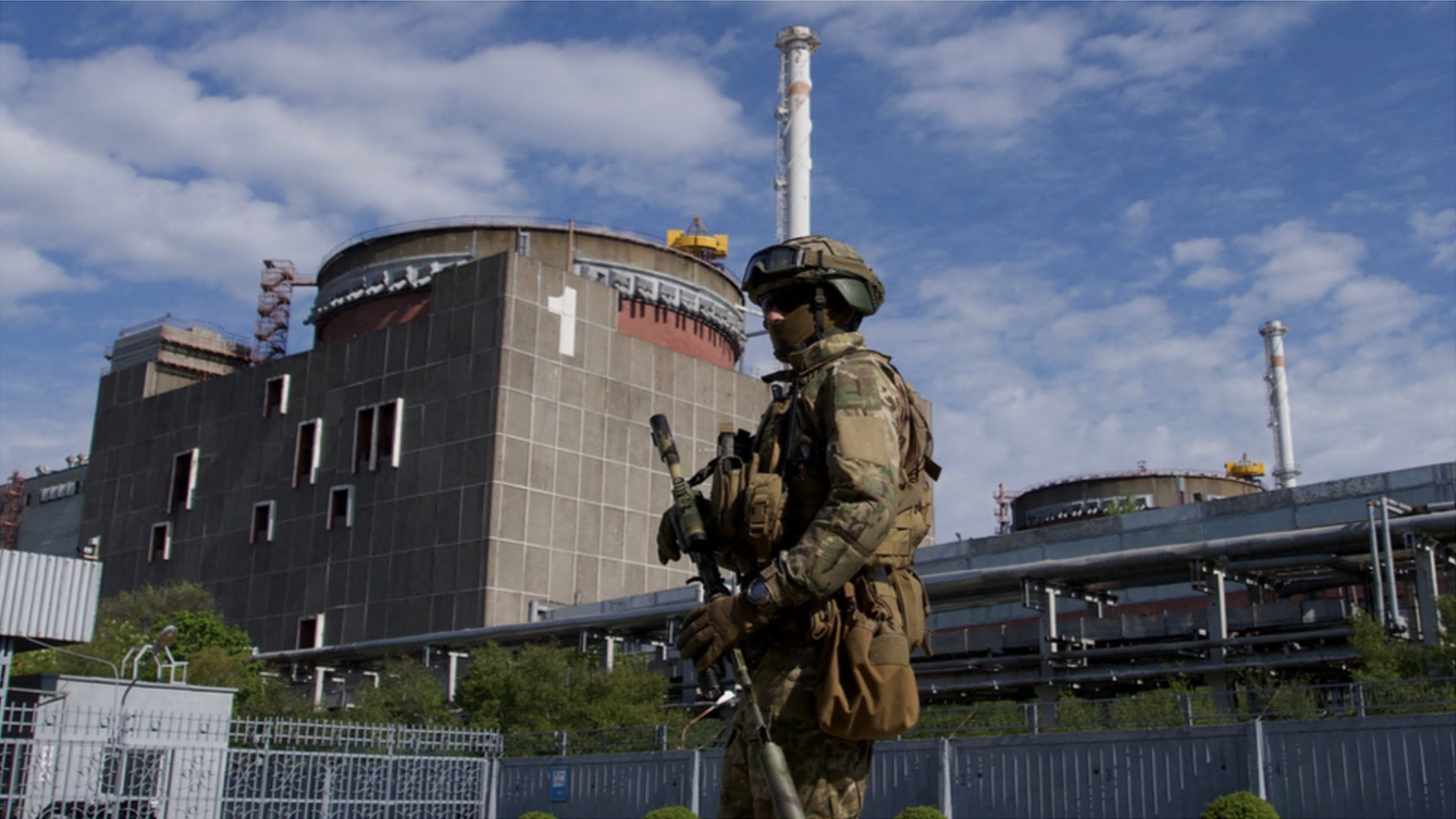 Um soldado russo montando guarda na usina nuclear de Zaporizhzhia