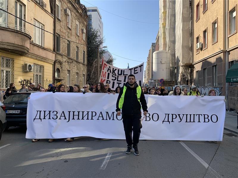 Dizajniramo novo društvo - transparent na jednom od protesta