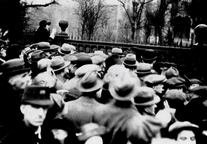 Multidão reunida do lado de fora da prisão de Holloway na manhã em que Edith foi executada