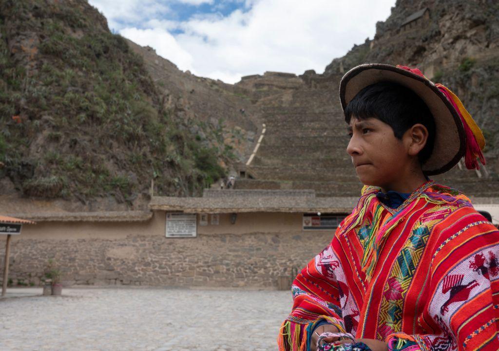 Un niño, vestido con ropa folklórica peruana, en las ruinas de Ollantaytambo. 