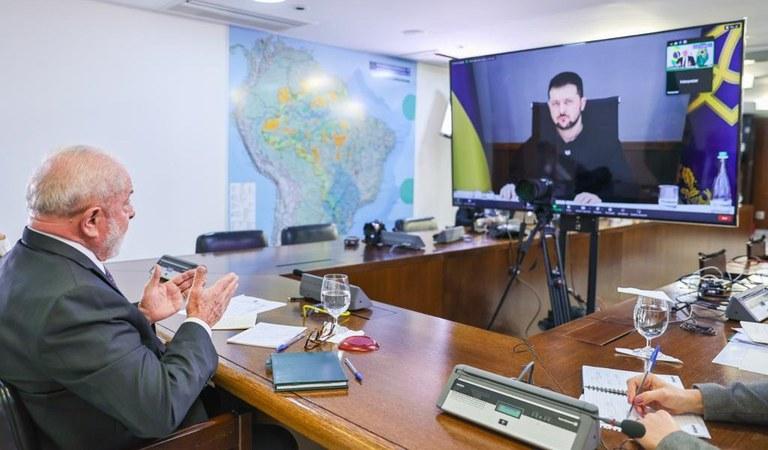 Lula e o ucraniano Volodymyr Zelensky em ligação de vídeo