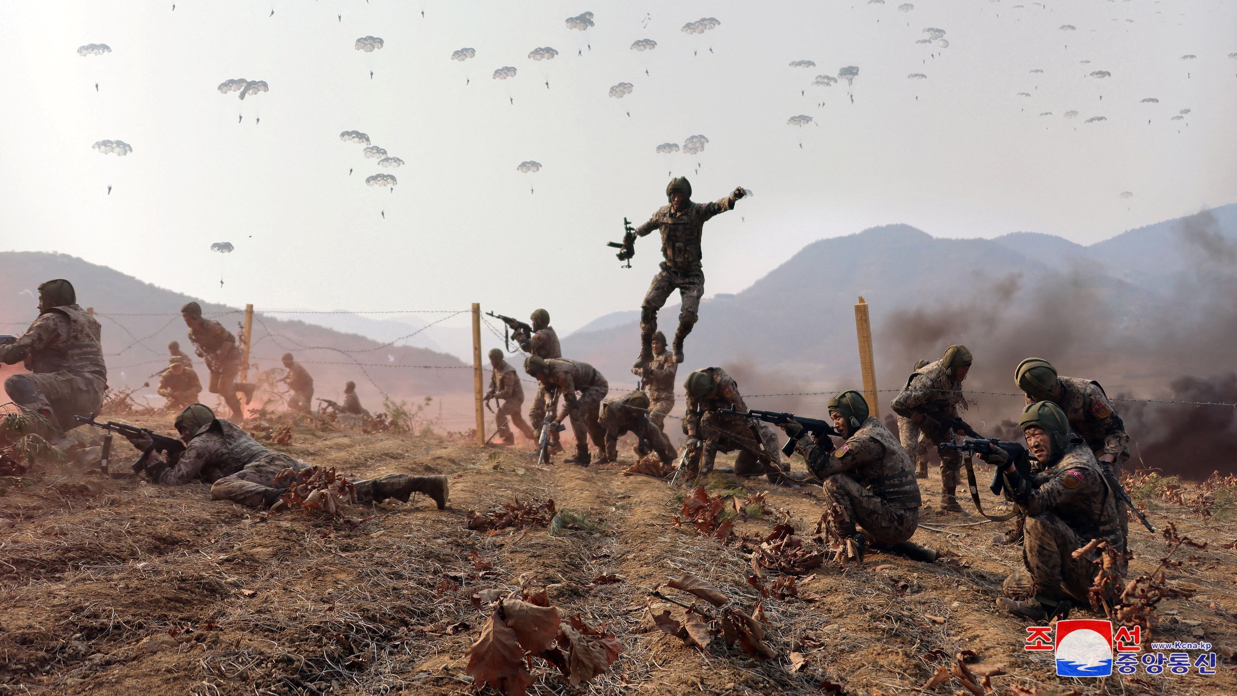 تُظهر الصور التي نشرتها وسائل الإعلام الرسمية في كوريا الشمالية في مارس 2024 جنودًا من القوات الخاصة يشاركون في جلسة تدريبية