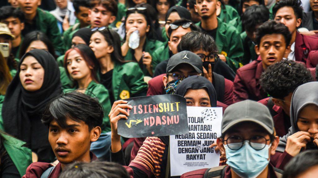 Kelompok masyarakat sipil menentang efisiensi anggaran dalam aksi unjuk rasa di beberapa wilayah Indonesia baru-baru ini
