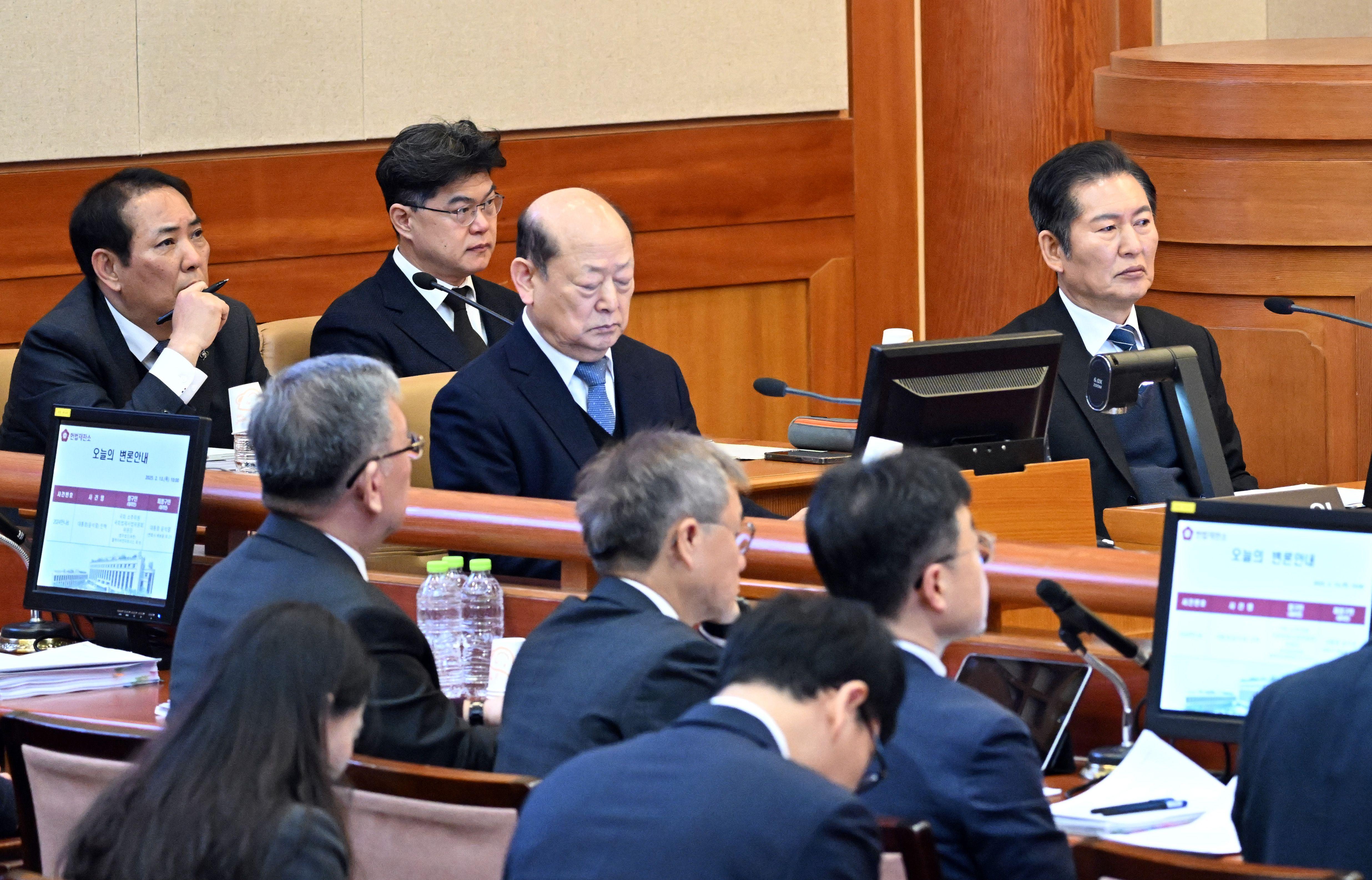 국회 측 변호인단이 13일 서울 종로구 헌법재판소 대심판정에서 열린 윤석열 대통령 탄핵심판 8차 변론기일에 출석해 있다