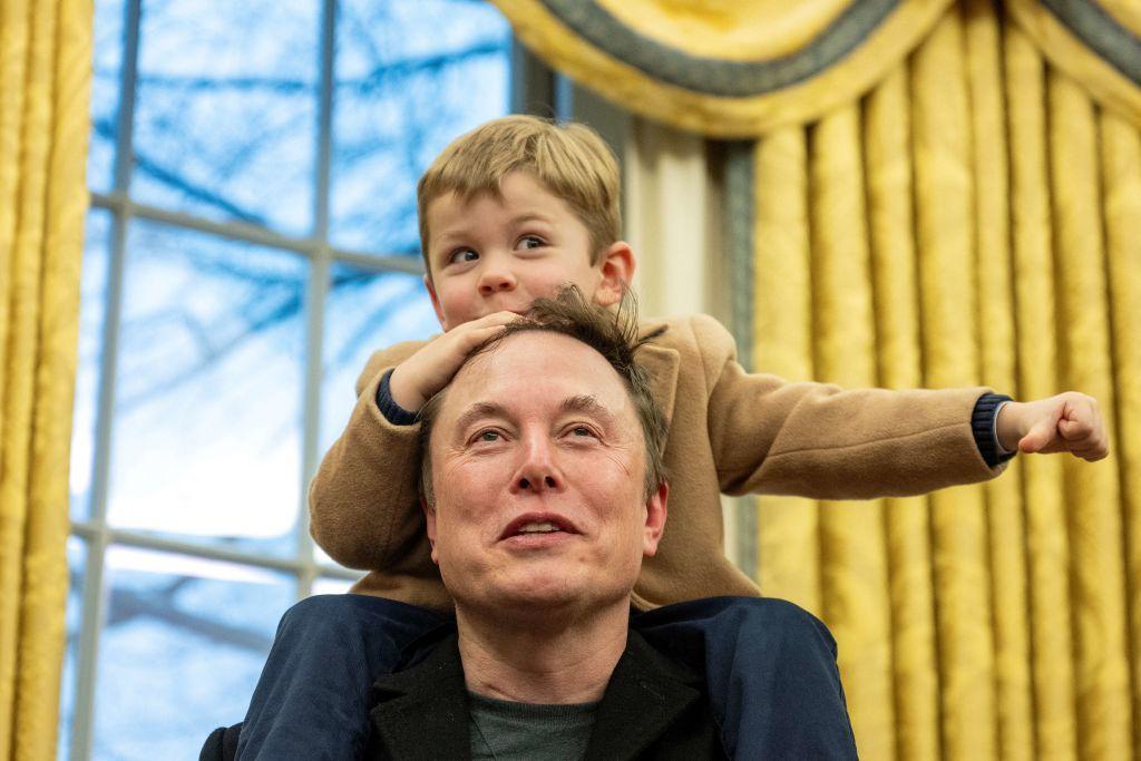 Musk con su hijo subido sobre sus hombros en el Despacho Oval. 