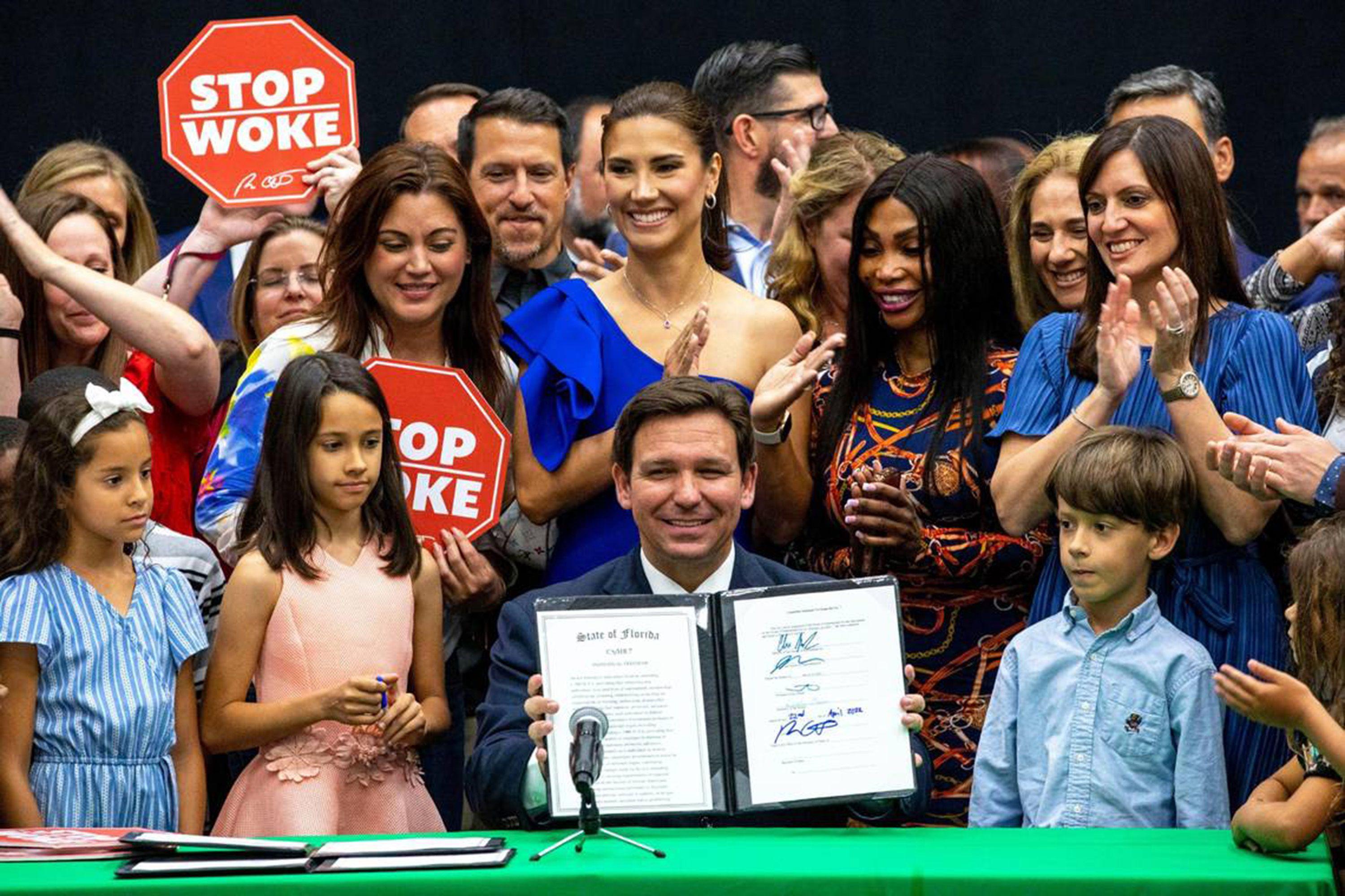 Ron DeSantis, gobernador de Florida, rodeado de niños y adultos 
