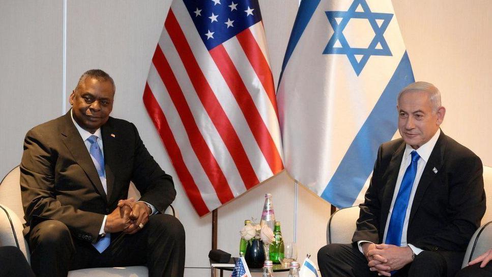 لويد أوستن مع رئيس الوزراء الإسرائيلي بنيامين نتنياهو
