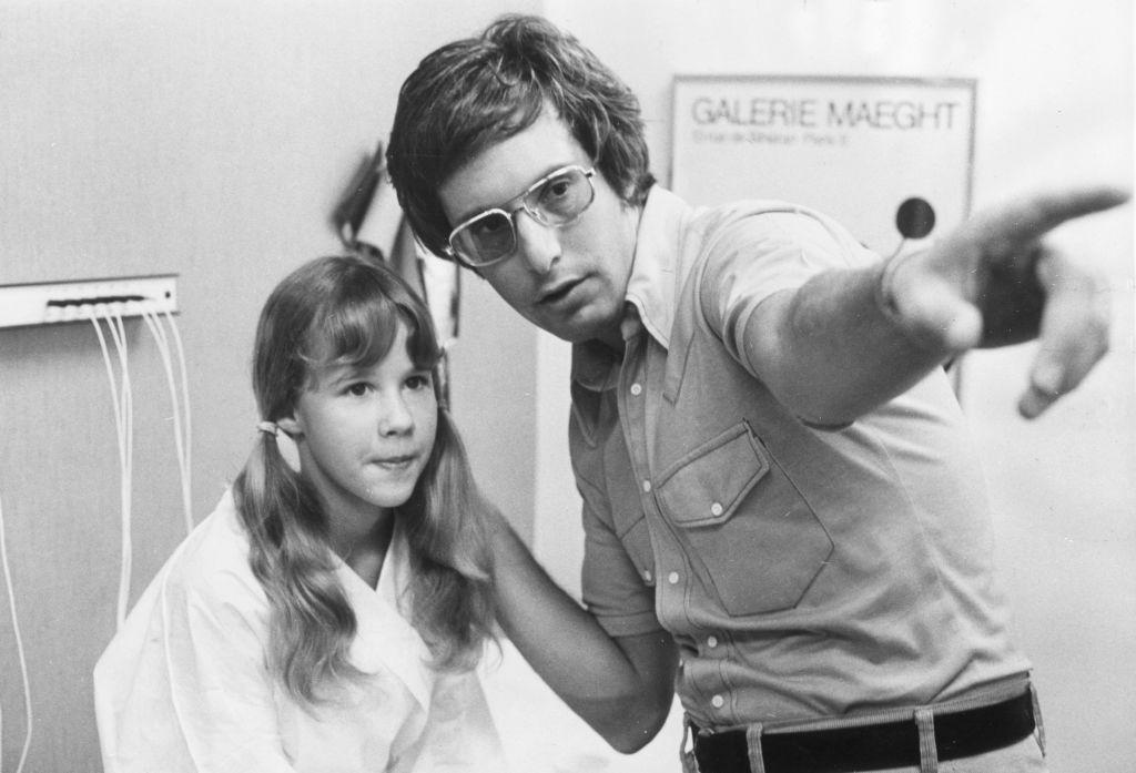 William Friedkin junto a Linda Blair en un set de filmación.