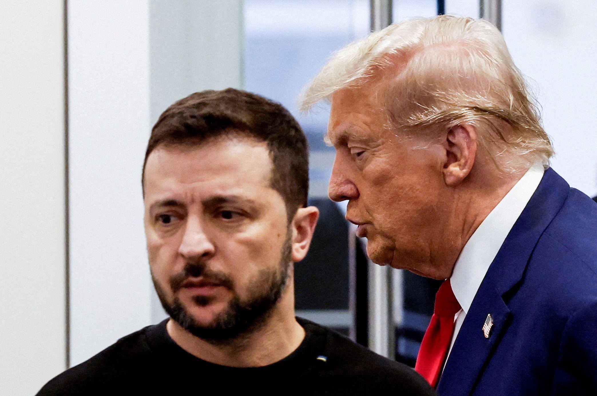 Zelenskiy konuşurken arkasından Trump'ın geçtiği an çekilen bir fotoğraf.