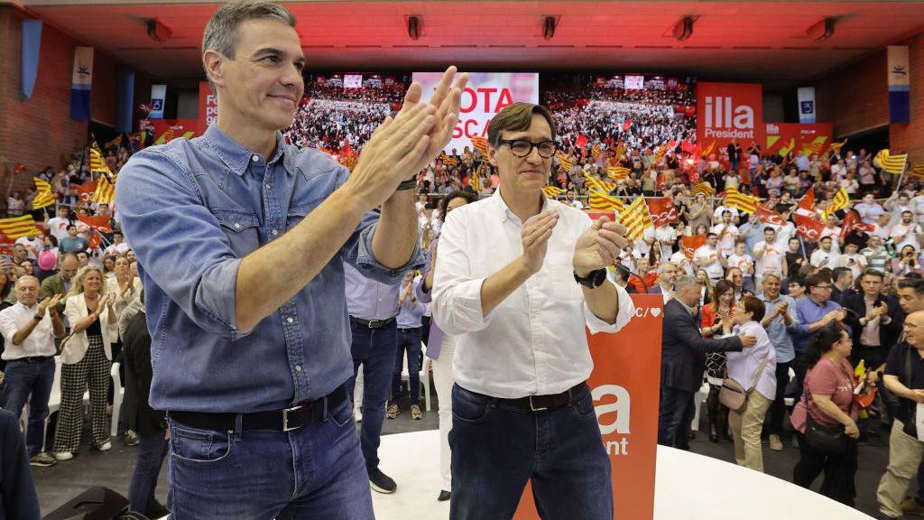 Pedro Sánchez y Salvador Illa en un acto de campaña 