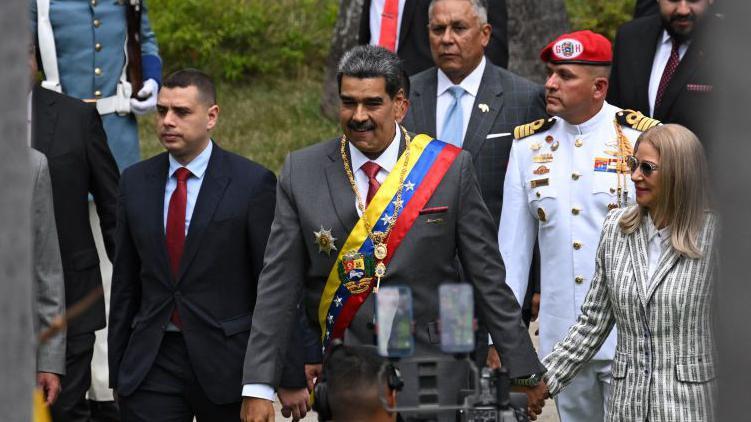 Maduro camina junto a su esposa, Cilia Flores