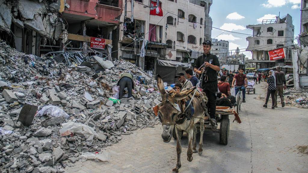 دمار في المباني جراء القصف الإسرائيلي في مخيم جباليا شمال غزة.