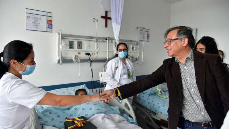 Presidente colombiano visita crianças em hospital