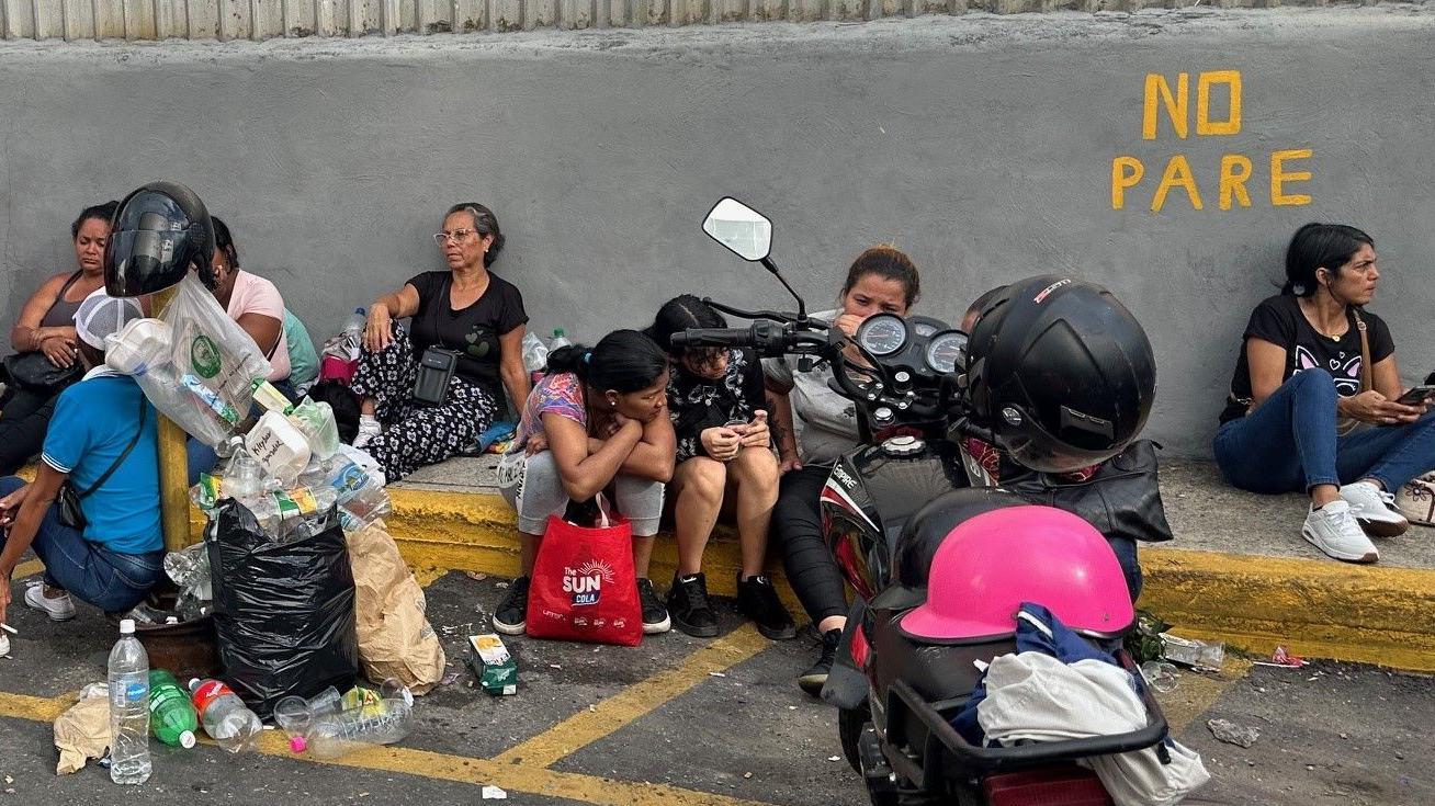 Muchas personas pasan todo el día en las afueras del recinto penitenciario esperando tener noticias de sus familiares detenidos