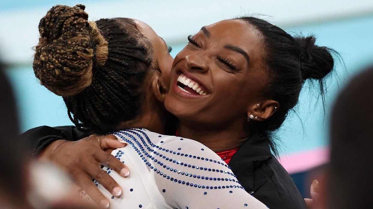 Simone Biles e Rebeca Andrade se abraçam em ginásio nos Jogos Olímpicos de Paris 2024