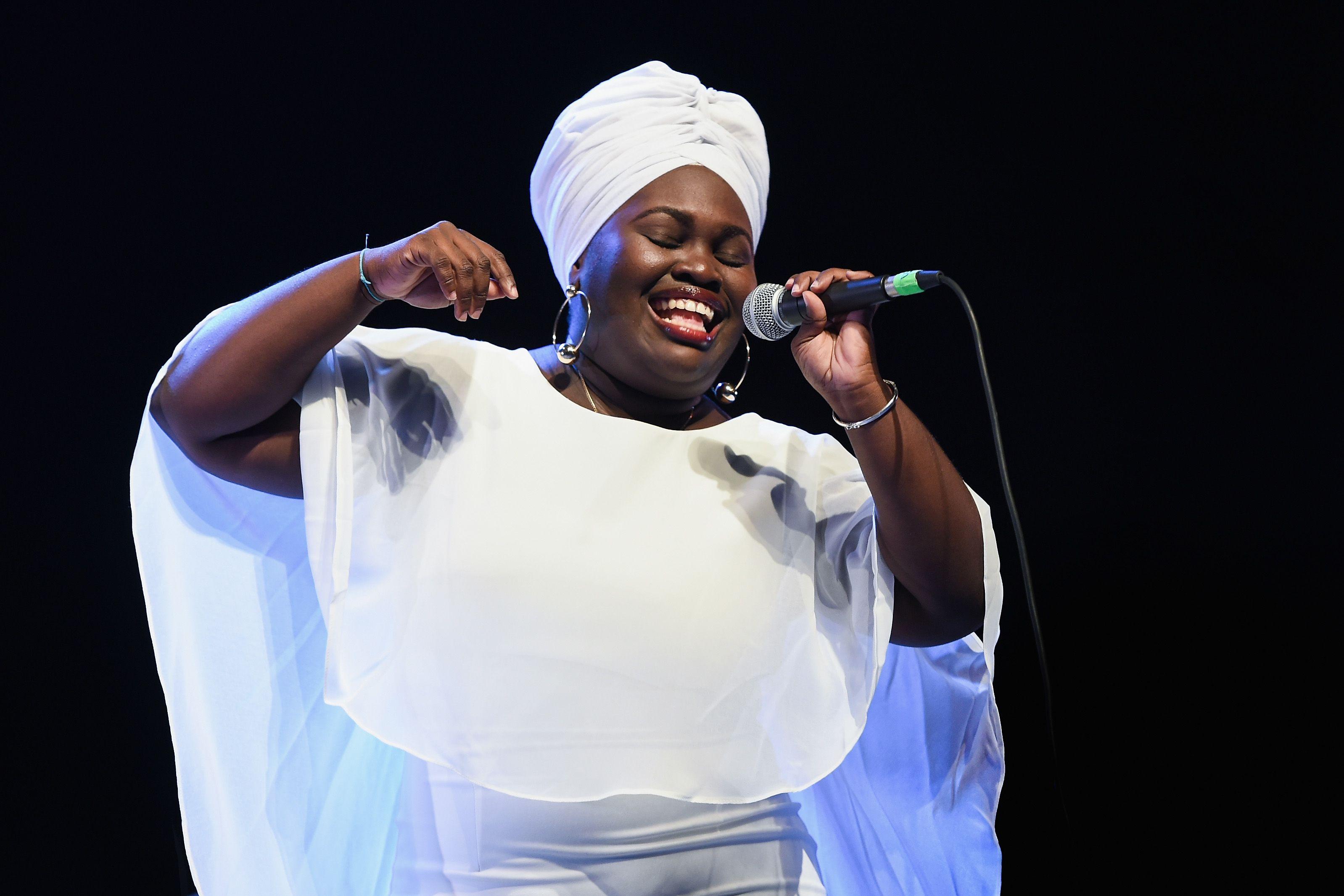 daymé arocena con un atuendo yoruba 