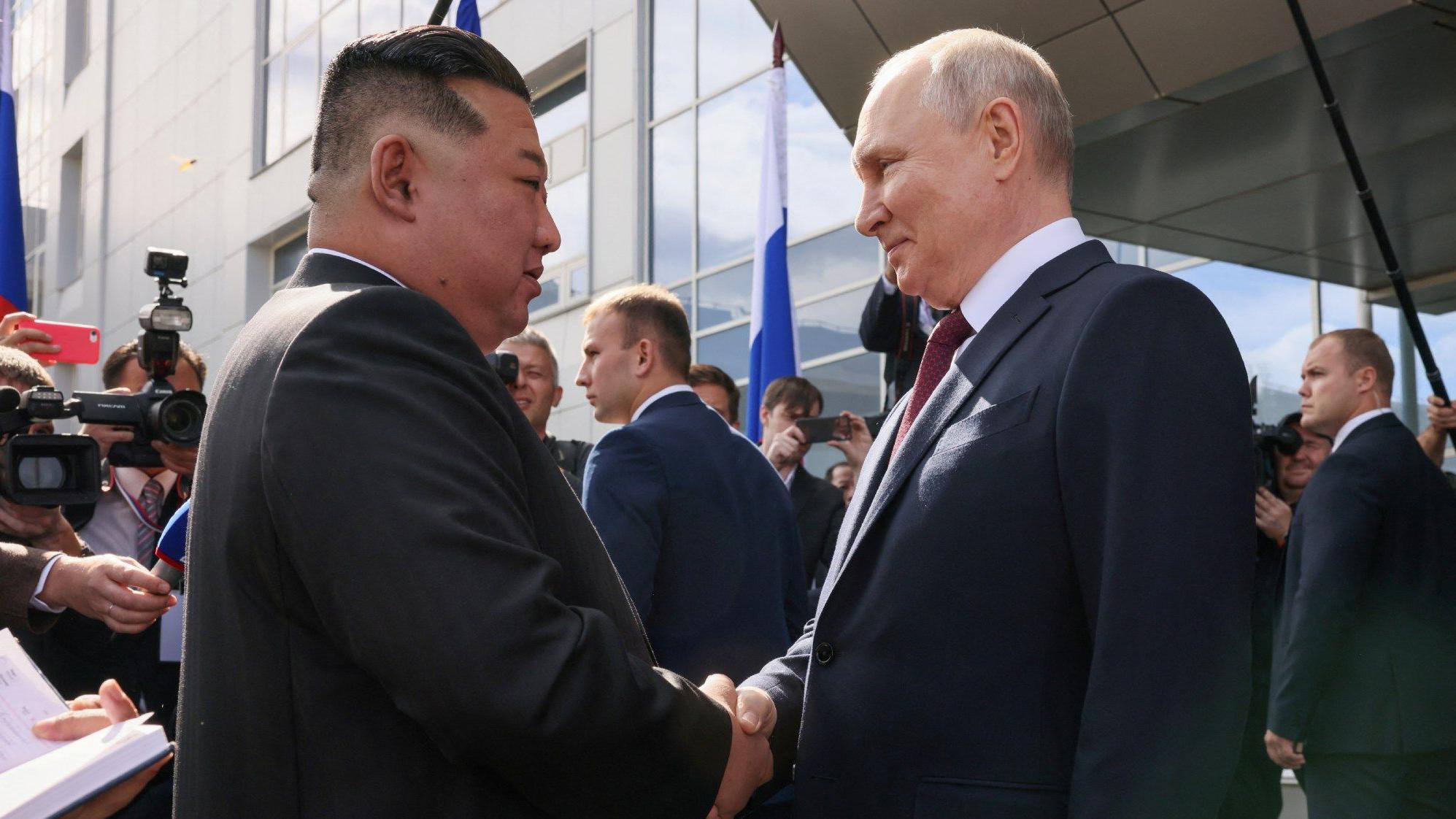 Kim Jong-un y Vladimir Putin se dan la mano
