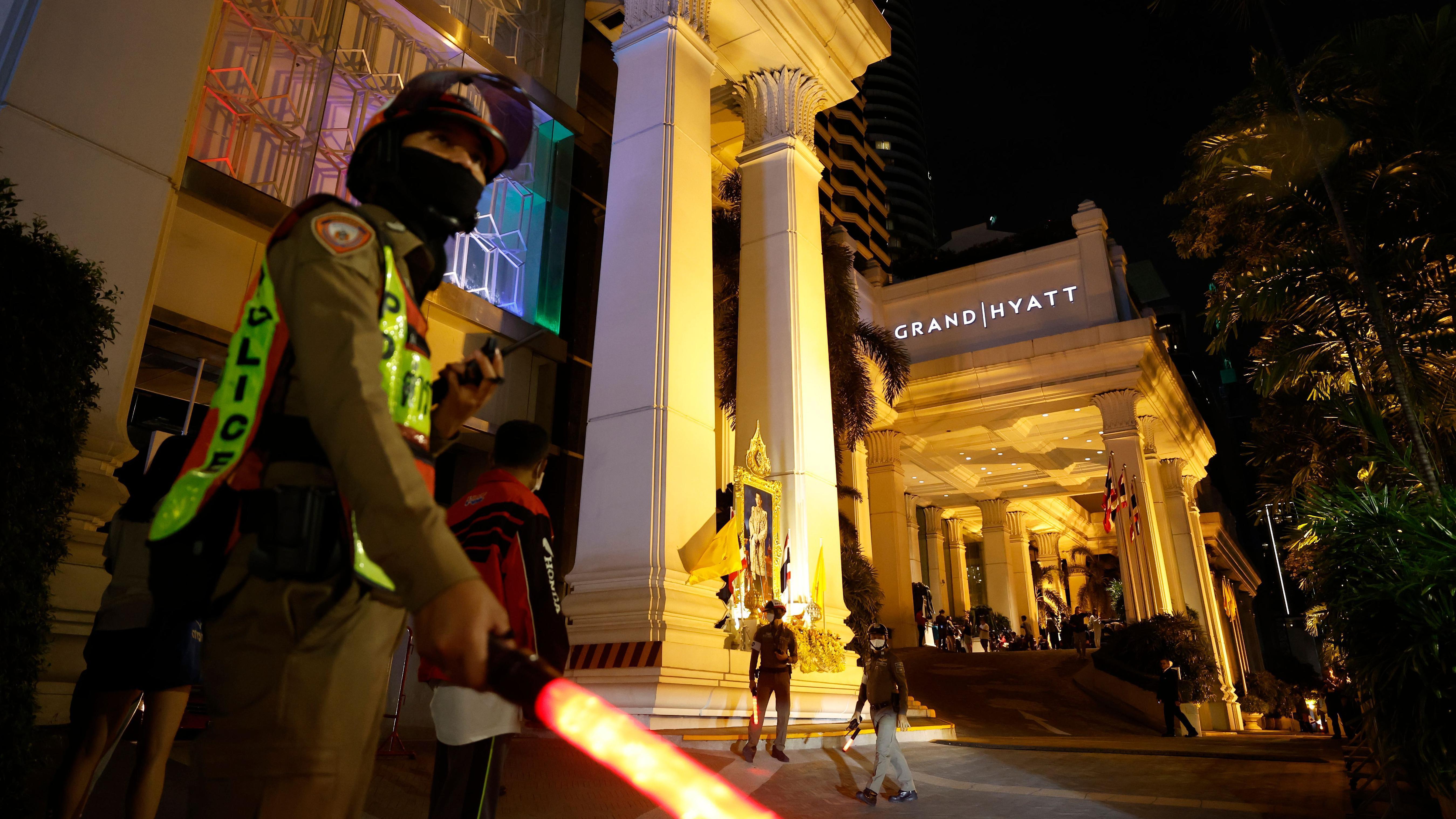 Un policía vigila la entrada al hotel Grand Hyatt de Bangkok