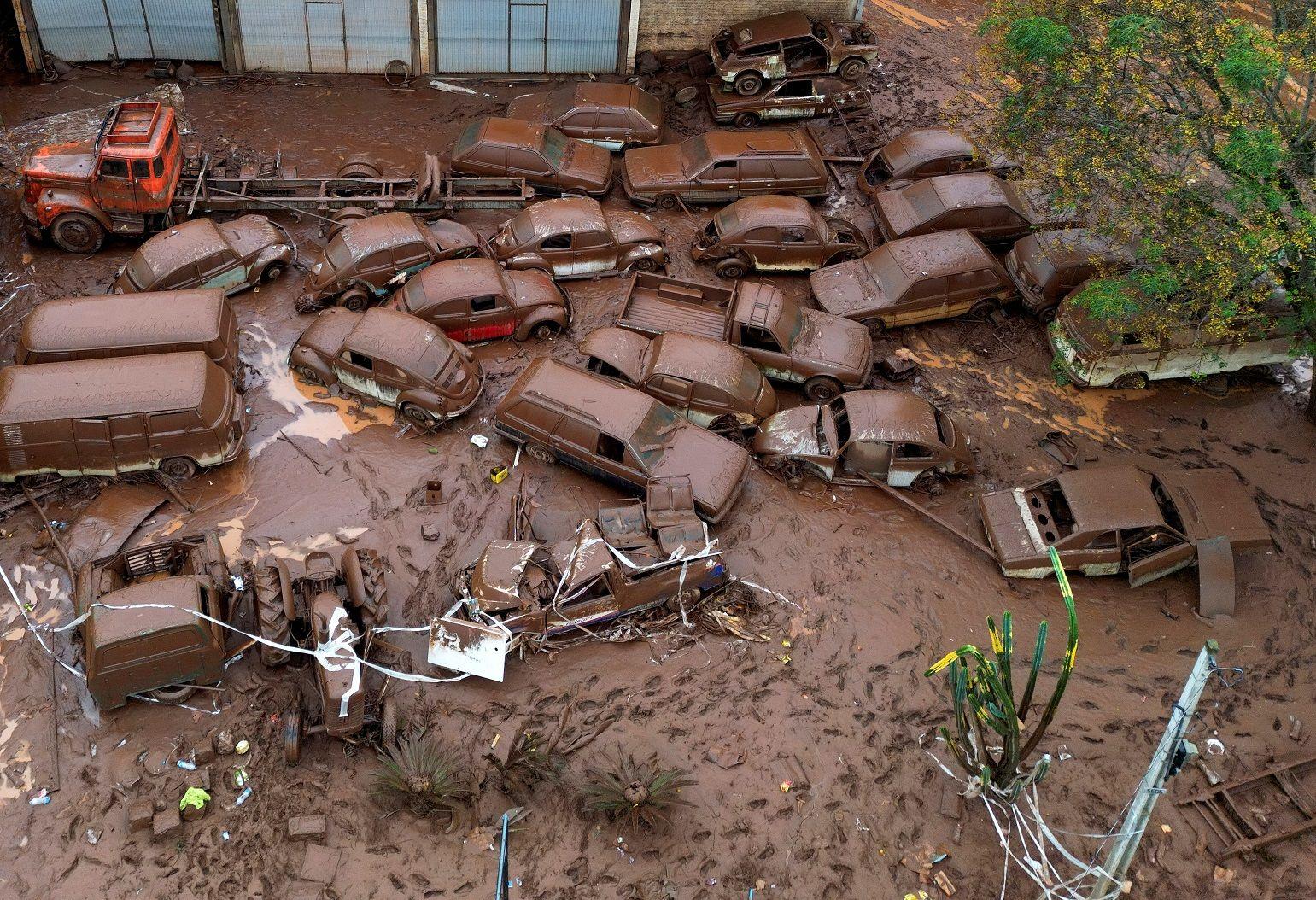 Fotografia colorida mostra carros destruídos pela lama