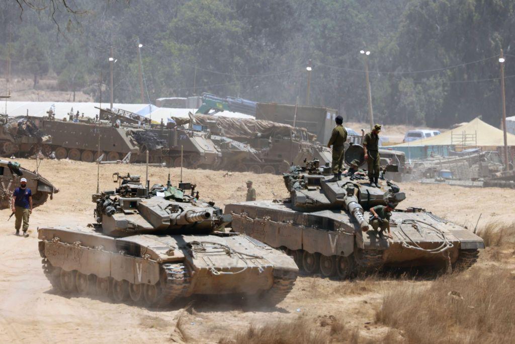 دبابات الجيش الإسرائيلي في منطقة على الحدود الجنوبية لإسرائيل مع قطاع غزة