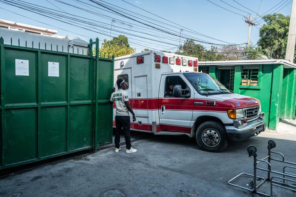 Ambulancia saliendo del Hospital de la Universidad Estatal de Haití