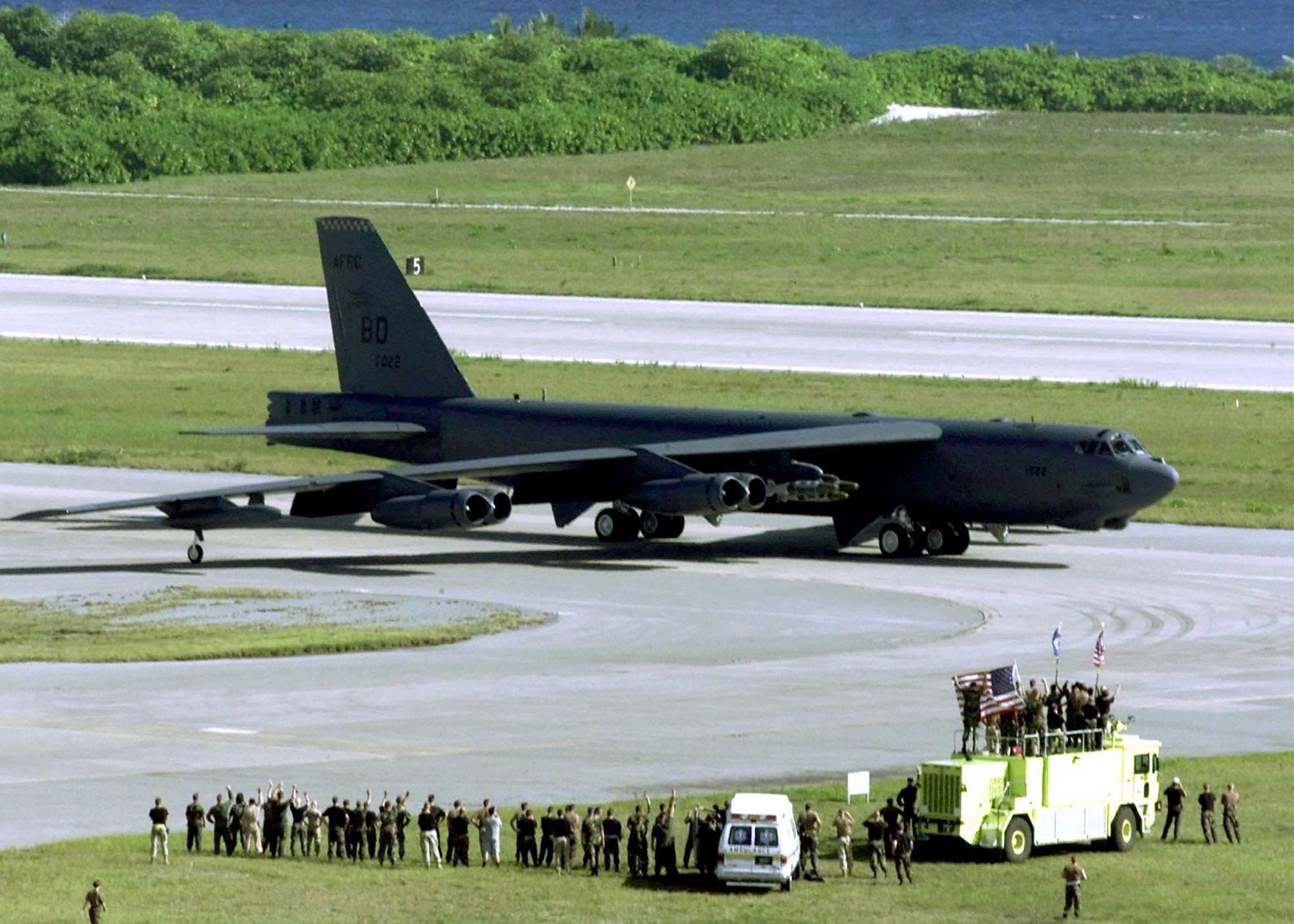 Pesawat bomber Angkatan Udara AS meluncur di Diego Garcia sebelum lepas landas menuju Afganistan pada Oktober 2001.