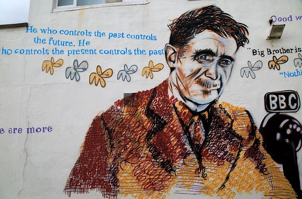 "Quien controla el pasado controla el futuro. Quien controla el presente controla el pasado", en este grafiti en Londres, con Orwell y su micrófono de la BBC.
