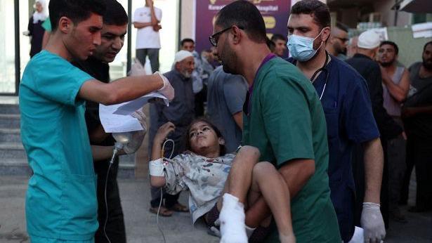 Seorang anak Palestina yang terluka tiba di Rumah Sakit Kuwait di Rafah di Jalur Gaza selatan pada 9 November 2023.