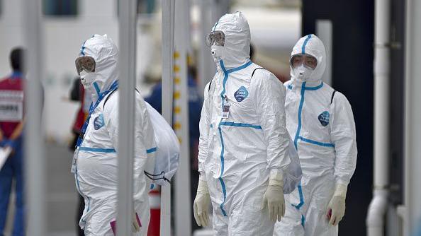 Na foto, tirada em 15 de fevereiro, uma equipe médica que acompanha os pacientes em Cruzeiro caminha pelo porto japonês