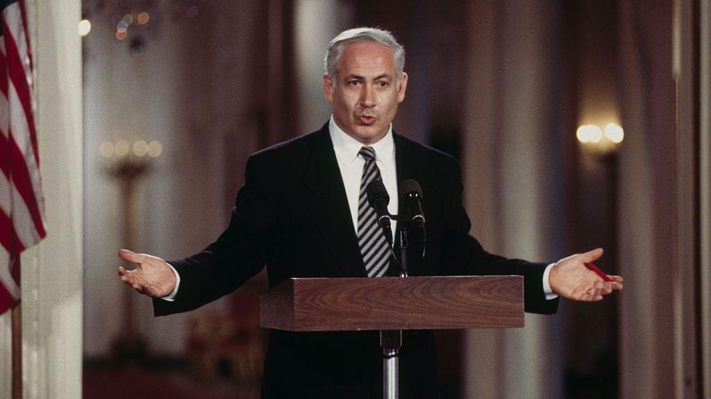 Netanyahu -el primer ministro más joven de la historia de Israel- durante su primera visita a Washington tras llegar al poder, en 1996. 