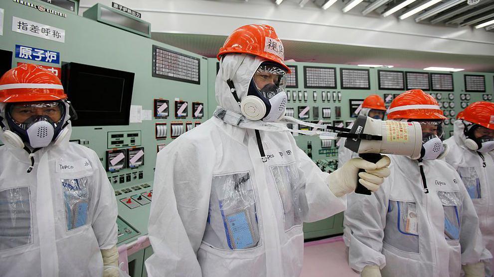 Um trabalhador medindo os níveis de radiação na usina nuclear de Fukushima em 2014